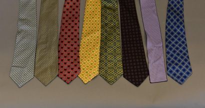 null HERMES : Huit cravates en soie imprimée ou tissu.