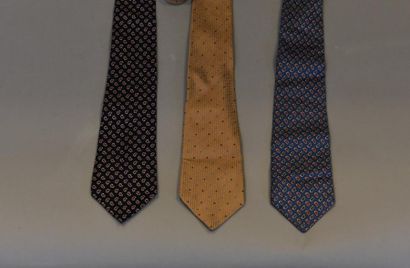 null TURNBULL & ASSER : Environ dix cravates à motifs et tissus divers.
