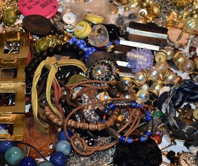 null Important lot de bijoux fantaisie dont : bracelets, clips d'oreilles et div...