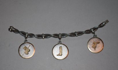 null HERMES : Bracelet en argent et or à maille tressée orné de trois médailles gravées...