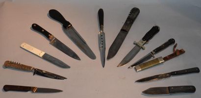 null Lot d'environ onze poignards ou dagues diverses avec le manche en corne, bakélite,...