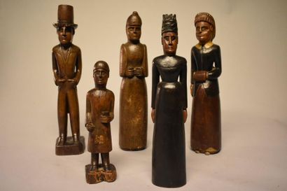 null Cinq statuettes en bois sculptées par le même artiste. Circa 1870. H. 35 à 24...