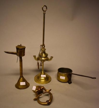 null Quatre objets en bronze ou laiton : Une lampe à huile sur pied réglable en hauteur...