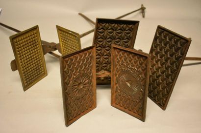 null Trois fers à gaufrettes dont un modèle à palettes en bronze. XIXe siècle.