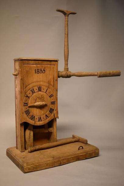 null Renvidoir à compte tours en forme d'horloge datée 1835. (Une branche décollée.)...