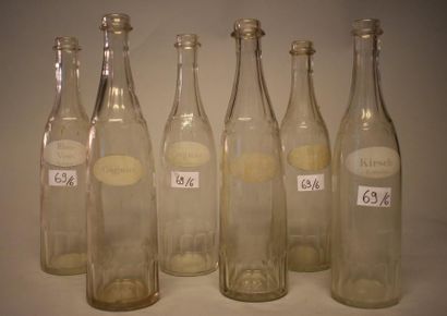 null Six bouteilles à alcool en verre taillé : cognac, marc, kirsch, rhum.