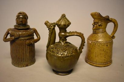 null Trois poteries : Pichet anthropomorphe de La Borne (tricorne tronqué). XIXe...