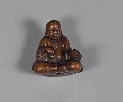 null Lot de trois Netsuke en bois, l'un de patine claire représentant un fantôme...