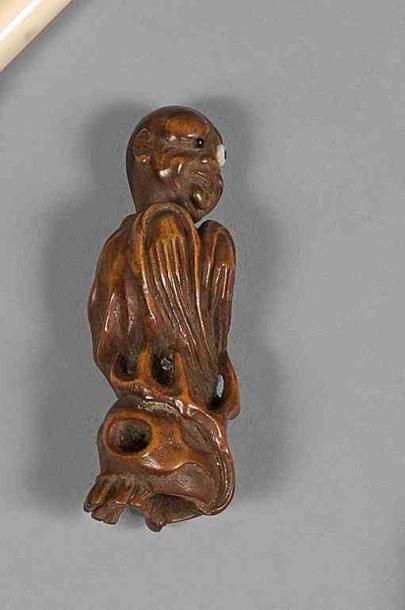 null Lot de trois Netsuke en bois, l'un de patine claire représentant un fantôme...