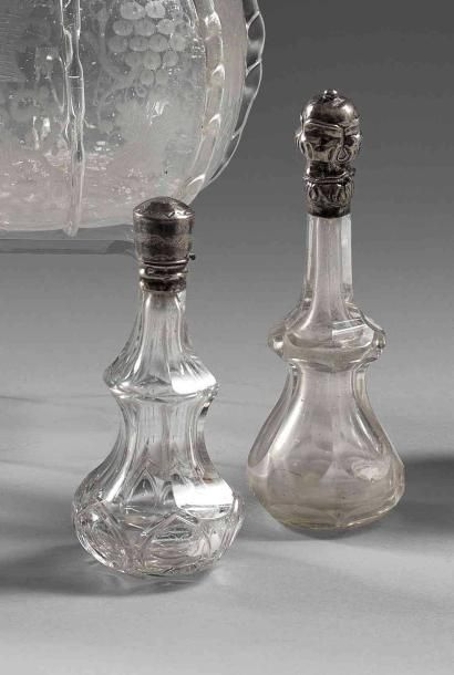 null Deux flacons à sels en cristal à facettes, bouchons en argent. XVIIIe siècle....