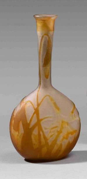 null GALLE : Vase à col étroit en verre camée à décor de narcisses jaune orangé sur...