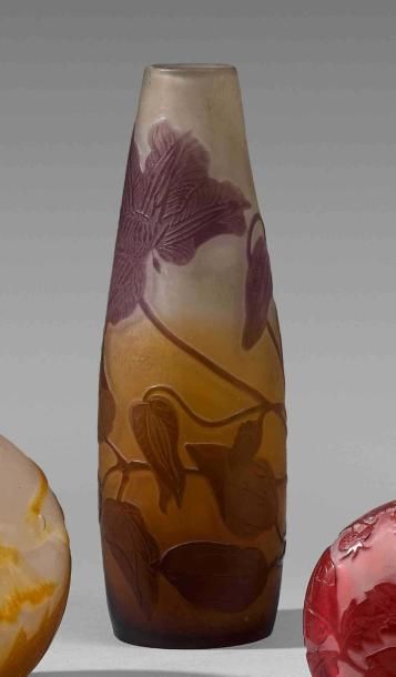 GALLE : Vase piriforme en verre camée à décor...
