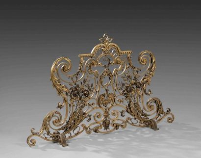 null Ecran de feu en bronze et tôle de fer doré à riche décor de volutes feuillagées,...