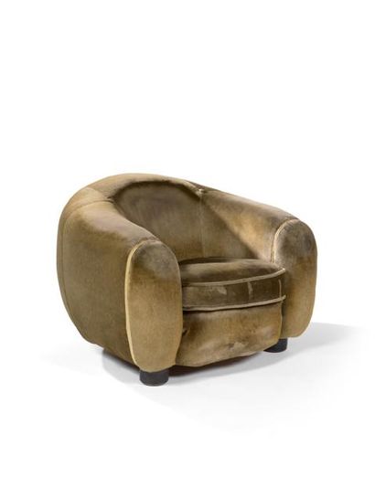 null Jean ROYERE (1902-1981) : Deux fauteuils "ours polaire" entièrement recouvert...