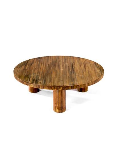 null Jean ROYERE (1902-1981) : Table basse à plateau circulaire entièrement marquetée...