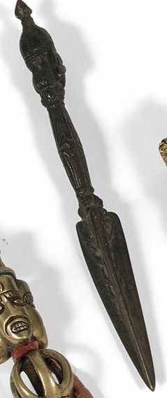  Phurba en bronze patiné. Tibet. Long. 20 cm