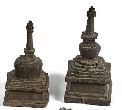 null Deux modèles de stupa en bois à patine verdâtre. Népal.