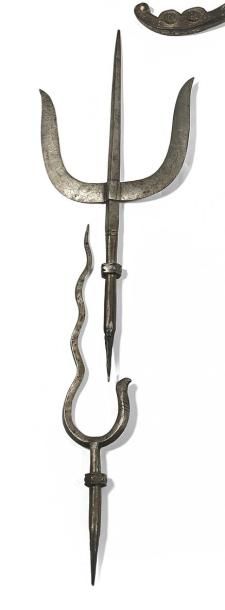  Deux fers de lance chinois en fer forgé dont un trident. Haut. 57 cm