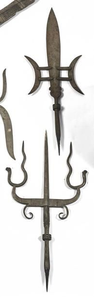  Deux fers de lance chinois en fer forgé dont un trident. Haut. 57 cm