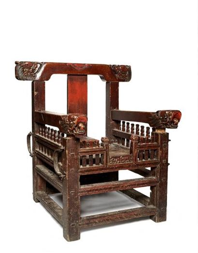  Chaise à porteur en bois sculpté et laqué rouge à décor de dragon. Chine. XIXe ...