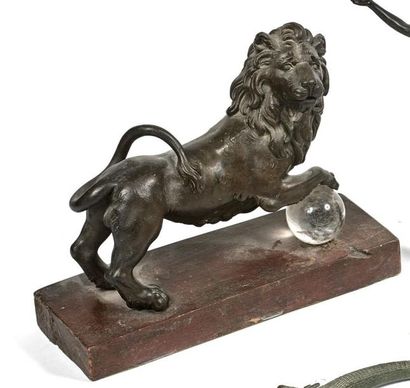 null Statuette de lion en bronze remonté sur un socle avec boule cristal moderne....