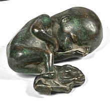  Presse-papiers en bronze représentant un fœtus. Larg. 8 - Long. 7 cm
