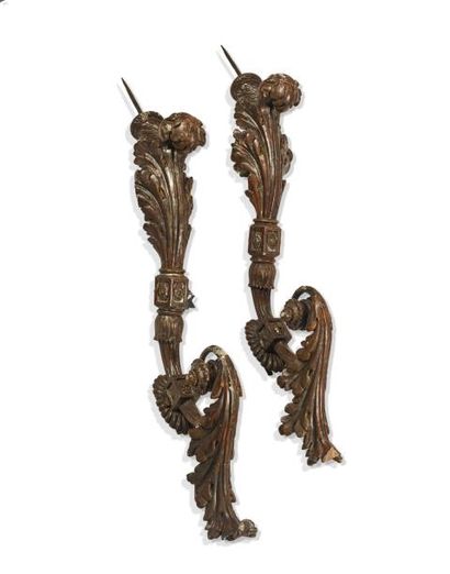 null Paire de grands bras de lumière d'applique en fer, bois sculpté et argenté,...