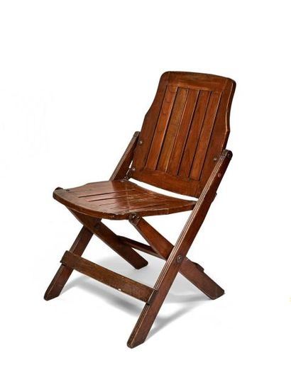  Chaise pliante en bois verni, piètement X. Travail d'Extrême-Orient. Haut. 76 cm...