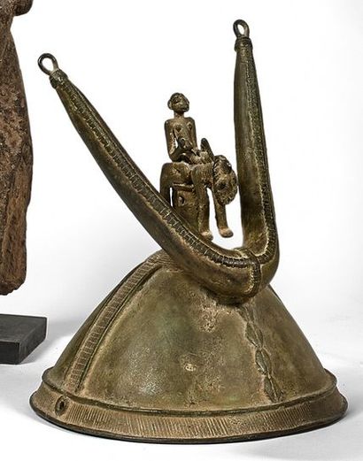 null Heaume en bronze à décor de cavalier et cornes. Mali, Dogon. Haut. 25 - Larg....