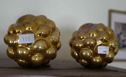 null Deux boules en verre sulfurisé doré.

Diam. environ 18 cm