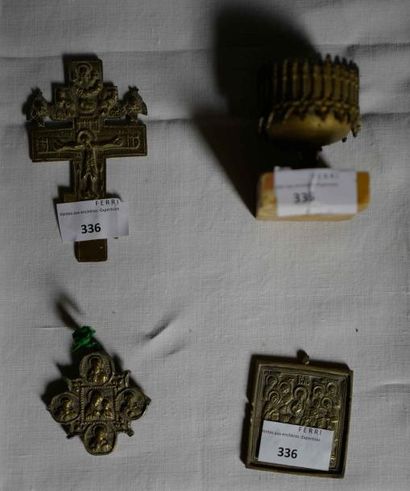 null Lot: croix, médaillon quadrilobé, plaques byzantines en bronze, porte-lumière...