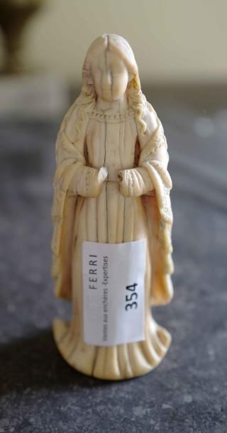 null Statuette de sainte femme, ivoire. 

Usures, incomplète. 

H. 12 cm

Moins de...