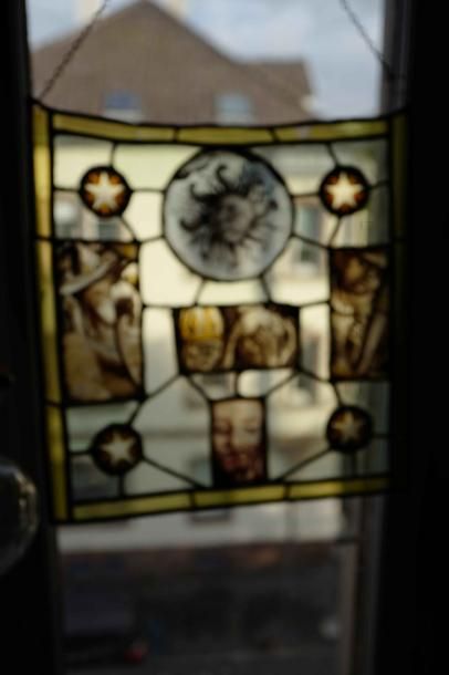 null Deux vitraux en grisaille, décor astrologique.

Haut. 39 - Larg. 39 cm
