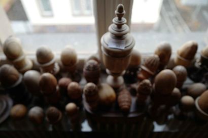 null Collection d'environ trente œufs en bois sculpté et marqueté, coquetiers, deux...