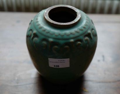 null Vase boule en terre émaillée céladon à frise de lambrequins. Circa 1930. 

Haut....