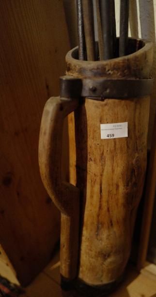 null Pot à lait monoxyle en bois naturel.

Haut. 46 cm