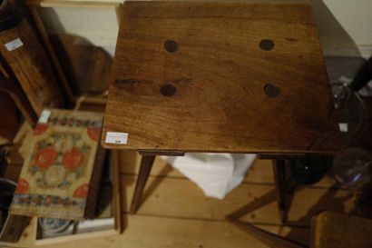 null Table carrée en bois naturel de style alsacien. 