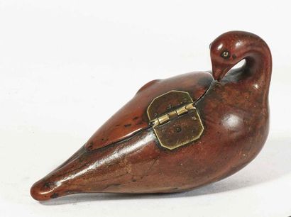 null Tabatière figurant une colombe en merisier sculpté. XIXe siècle. Long. 12,3...
