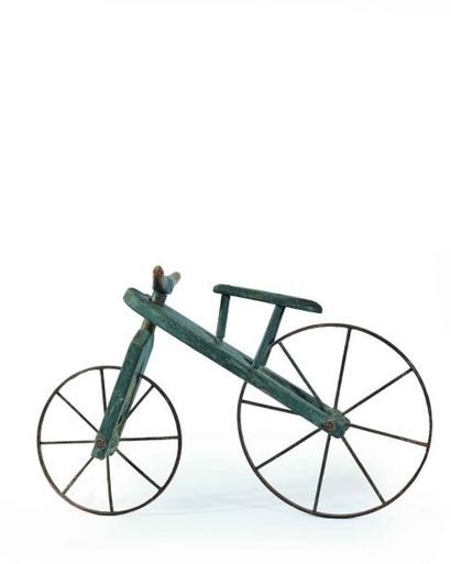 null Draisienne d'enfant en bois peint en vert avec roues à rayons en fer forgé....