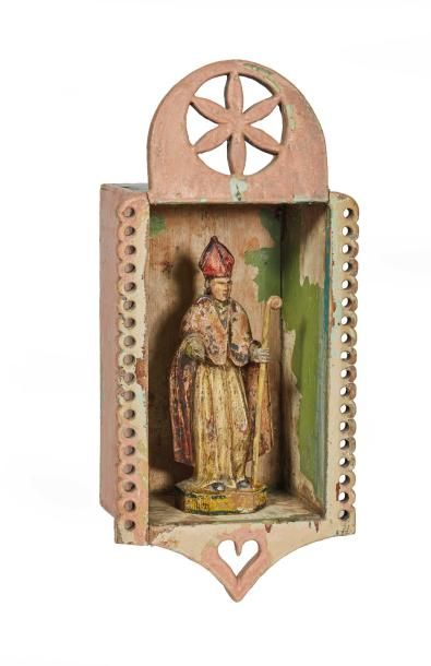 null Statuette d'évêque en bois sculpté polychrome dans une niche en bois découpé...
