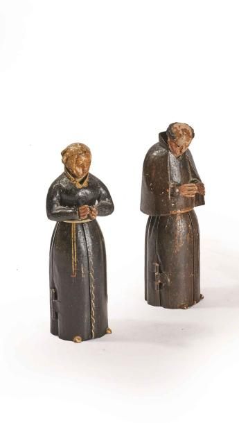 null Paire de statuettes en bois peint représentant un moine et une moniale dont...