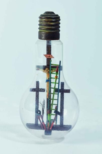 null Crucifixion dans une ampoule électrique, en bois sculpté rehaussé de polychromie....