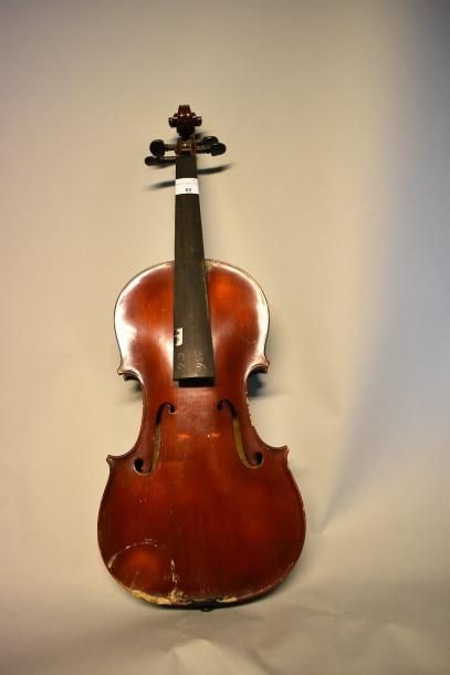 null VIOLON, porte une étiquette apocryphe 
"Grands prix/ Paris 1900 / imitation...