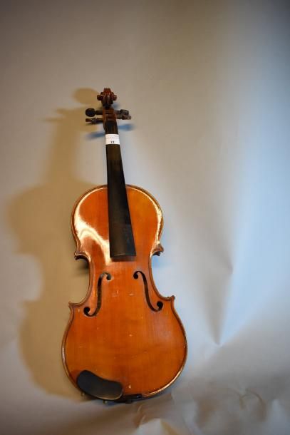 null VIOLON 3/4 ?, porte une étiquette ''Copie de Antonius Stradivarius cremonensis...