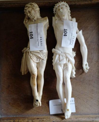 null Deux Christ en ivoire (un incomplet). 

Moins de 200 g.

Haut. 14, 5 cm

Fabrication...
