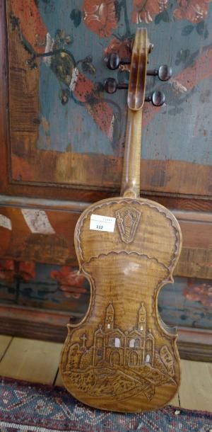 null Violon à table sculptée d'une église. Étiquette apocryphe de Jean-Baptiste Vuillaume...