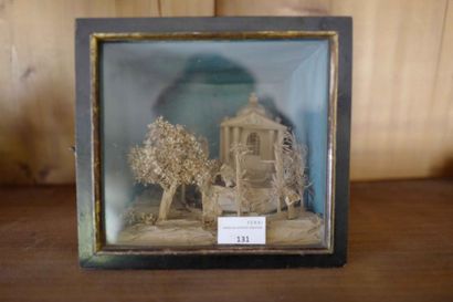 null Diorama en paperolles : jardins et architecture.

Haut. 20 - Larg. 22 cm