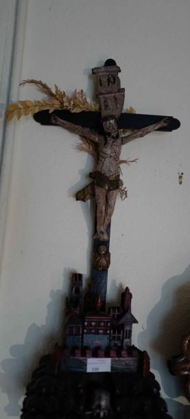 null Crucifix en bois peint, la croix reposant sur un paysage architecturé. Travail...
