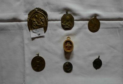 null Cinq pendentifs métal, petit reliquaire saint Victor et petite plaque laiton...