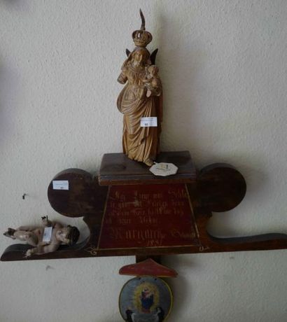 null Autel composite constitué d'un panneau daté 1851, Vierge à l'Enfant en bois...